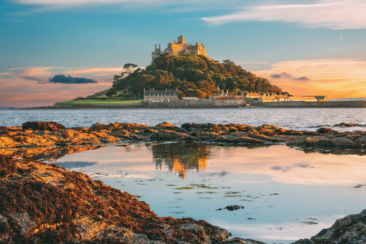 St Michael's Mount, Cornwall, England!❤️🏴󠁧󠁢󠁥󠁮󠁧󠁿 Flint artifacts found suggest people lived here from 6 to 10 thousand years ago, the existing structures are from 1135!