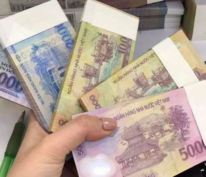 TrucHanh1991's tweet photo. CẢNH BÁO NÓNG SÁT TẾT 2026: ĐỪNG SẬP BẪY "ĐỔI TIỀN 0 ĐỒNG PHÍ"!

Cựu nhân viên ngân hàng Trương Vũ Tứ (SN 1989, Hải Châu, Đà Nẵng) đã "cuỗm" sạch 459 TRIỆU ĐỒNG của 10 nạn nhân chỉ trong thời gian ngắn!

Thủ đoạn siêu bẩn:  
- Tận dụng nhu cầu đổi tiền mới lì xì Tết (50k, 100k, 200k).  
- Tung chiêu "đổi tiền mới KHÔNG PHÍ" qua Zalo, khoe "từng làm ngân hàng" để tạo lòng tin.  
- Nạn nhân chuyển khoản → Tứ nhận tiền rồi "bốc hơi", dùng trả nợ + nướng tiếp vào... tiền điện tử!

Kết cục: Công an Đà Nẵng đã bắt tạm giam đối tượng này về tội Lừa đảo chiếm đoạt tài sản. Vụ án đang mở rộng điều tra.

Bài học xương máu sát Tết:
- Đổi tiền mới → Chỉ đến NGÂN HÀNG chính thống hoặc điểm đổi được cấp phép!  
- "0 đồng phí", "ưu đãi đặc biệt", "người quen cũ ngân hàng" → 99% LỪA ĐẢO!  
- Chuyển khoản cho cá nhân lạ → Rủi ro mất trắng cực cao.

Share ngay để bạn bè, người thân tránh "mất tiền oan" dịp Tết này nhé!  🚨💸

#LuaDaoTet2026 #DoiTienMoi #CanTho #DaNang #CanhBaoLuaDao