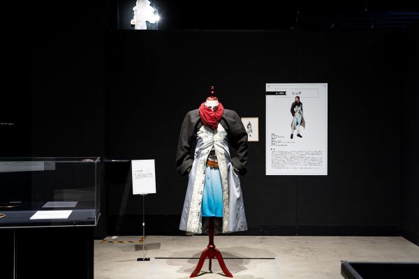『幻想水滸伝』大規模展覧会の大阪会場がいよいよ明日開幕。等身大キャラクター立像や名シーンのフォトスポットが並ぶ
news.denfaminicogamer.jp/news/260216c

シリーズ30周年記念した大規模展覧会。キャラクターが実際に使用・着用した武器や衣装を収蔵した架空の博物館として、多数の展示品や資料が登場