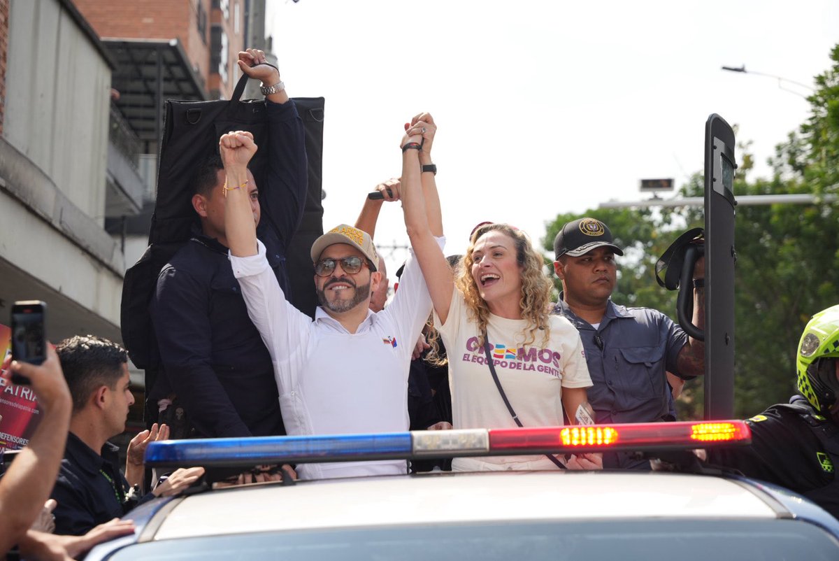 En #Medellín recibimos a <a href="/ABDELAESPRIELLA/">Abelardo De La Espriella</a> con la fuerza y el carácter de una ciudad que cree en recuperar el país🇨🇴
En la calle, con la gente y escuchando sus voces, seguimos construyendo una Colombia con liderazgo, unión y COHERENCIA. #Creemos