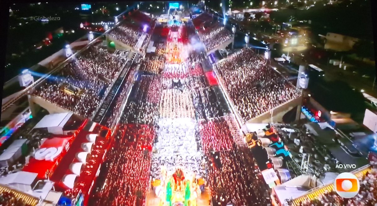 Mano, e a <a href="/tvglobo/">TV Globo 📺</a> dizendo q colocou várias câmeras, não tá mostrando o desfile da Acadêmicos de Niterói, direto, sem falar q o sambódromo estava escuro..
OLÉ OLÉ OLÁ, LULA LÁ, LULA LÁ ⭐⭐⭐❤️ LULA LULA..
SEM ANISTIA 
#DesfilesRJ