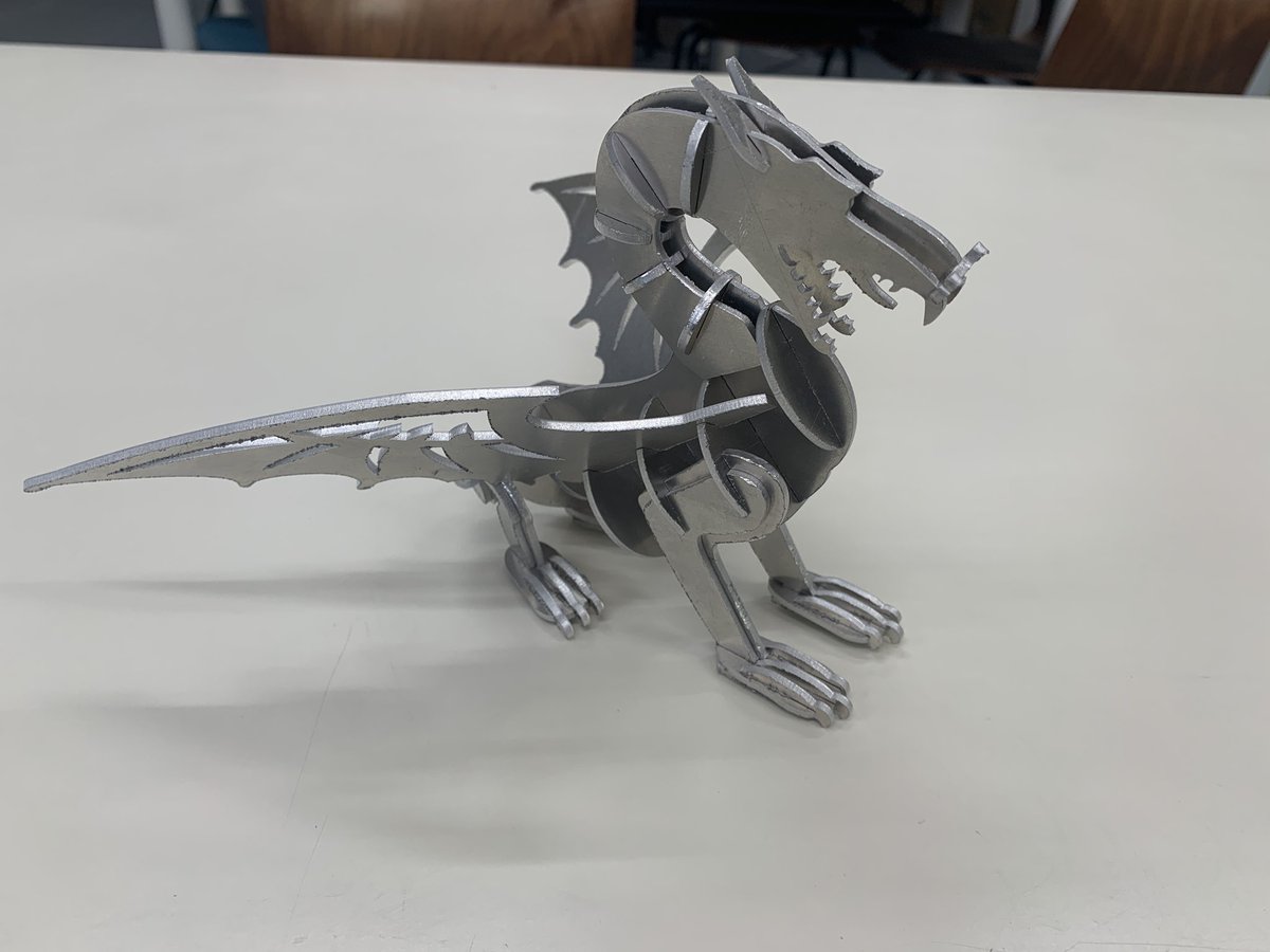 みてみて！#xtoolmetslfab で作った金属のドラゴン！ かっちょええ