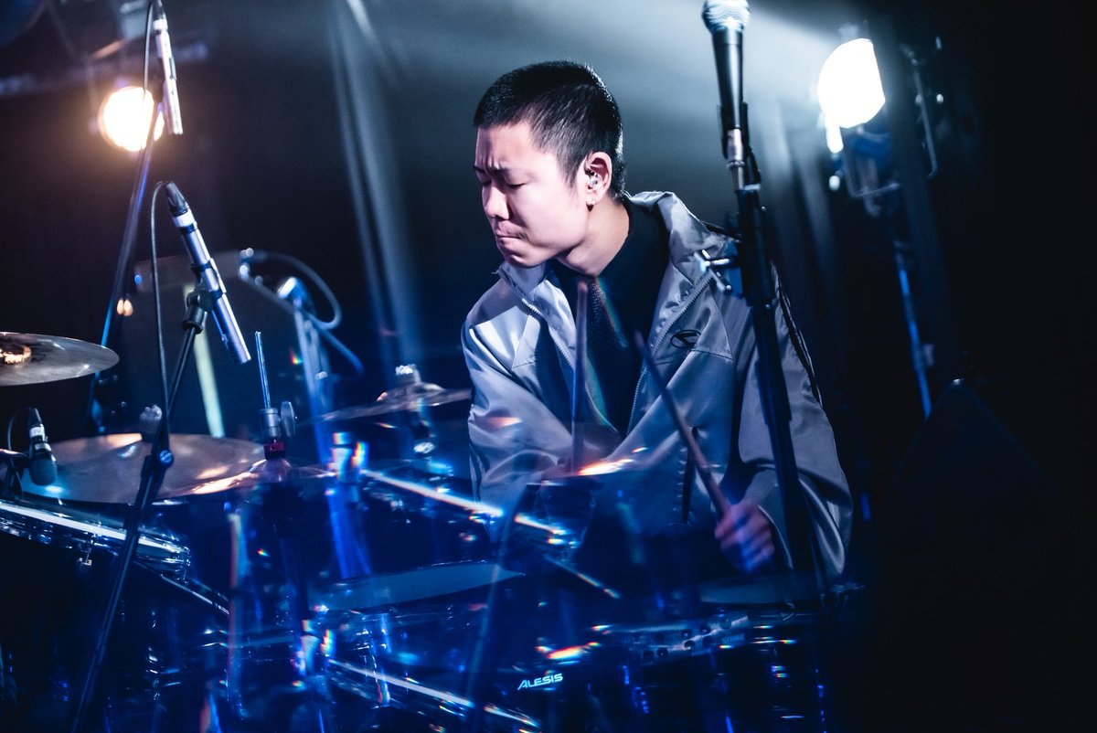 neon_zg's tweet photo. 🌏!!!  Happy Birthday  !!!🌏

本日2/16はDr.マサトの誕生日です！

年々いろんな表現方法を蓄えて
豊かになっていくマサトのドラムが
頼もしいね👽
(プライベートはまだまだ赤ちゃん👶)

マサトおめで���う〜🪩
@ma_sa_dr2002 https://t.co/JTlhHugN6k