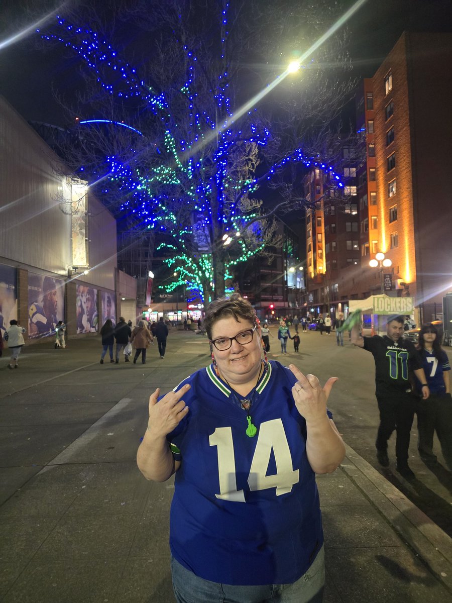 SenselessSpec's tweet photo. @Schultz_Report Seahawks!! https://t.co/TY1lSQRCBq