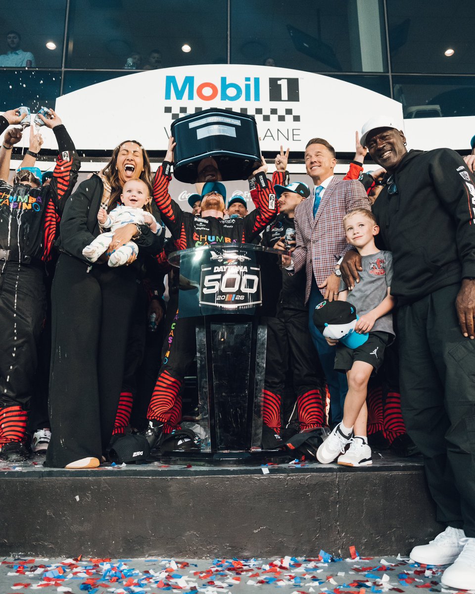 TylerReddick's tweet image. There’s so much happening in this photo 😂