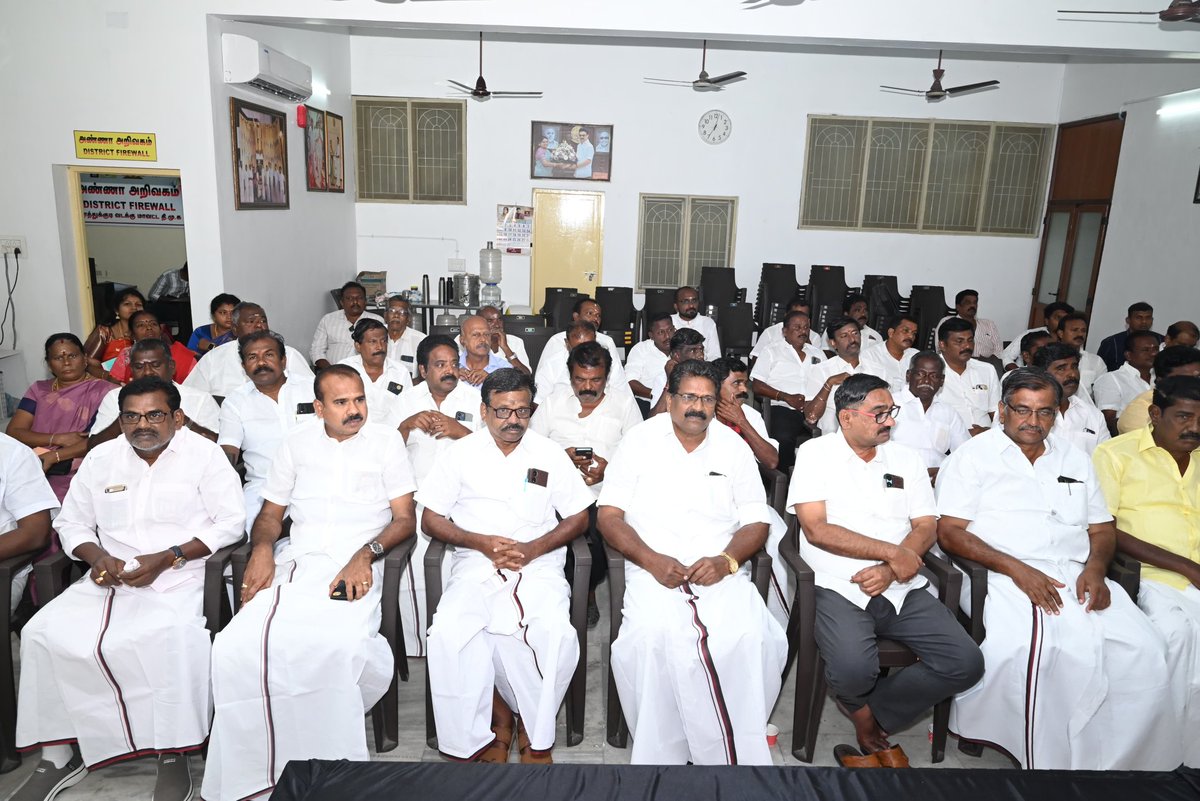 geethajeevandmk's tweet photo. தூத்துக்குடி வடக்கு மாவட்ட திமுக சார்பில் நடைபெற்ற மாவட்ட செயற்குழு கூட்டத்தில் பங்கேற்று கொண்ட போது...!
#ஸ்டாலின்_தொடரட்டும் #தமிழ்நாடு_வெல்லட்டும் #வெல்வோம்_ஒன்றாக #2026DMK #MKStalinEra https://t.co/C99j2rSgHA