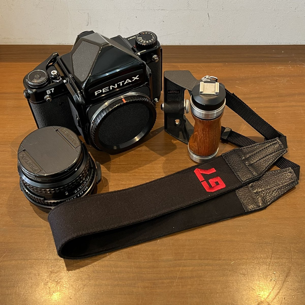 おはようございます☀ 本日も営業開始です。 ペンタ67はストラップの