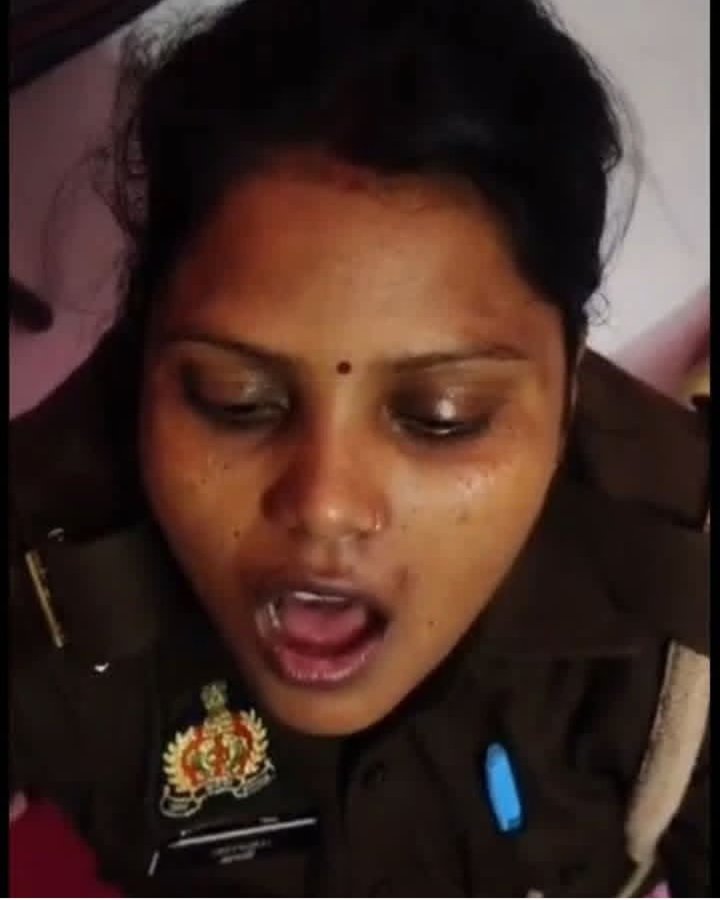 बिजनौर,थाना रेहड़ में तैनात हेड कांस्टेबलक्राइम और महिला कांस्टेबल का आपत्तिजनक वीडियो वायरल होने से हड़कंप वीडियो सामने आने के बाद SP बिजनौर ने  कार्रवाई करते हुए दोनो पुलिस कर्मियों को सस्पेंड किया वायरल वीडियो मे दोनो  आपत्तिजनक अवस्था मे दिखे विभागीय जांच के आदेश भी दिए गए।