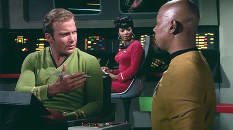 Relive the magic of Sisko meeting Kirk in DS9's Trials and Tribble-ations (Video source): instagram.com/p/DUyULBWFDq-/… #StarTrek #tv #nostalgia