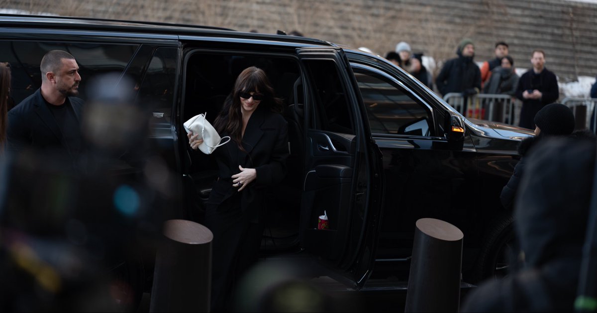 _RyanParis_'s tweet photo. Dakota Johnson shot by me, outside the Calvin Klein show in NYC! What a surreal moment 📸⚡️🔥 so perfect in person https://t.co/Xx7hLRdCtl