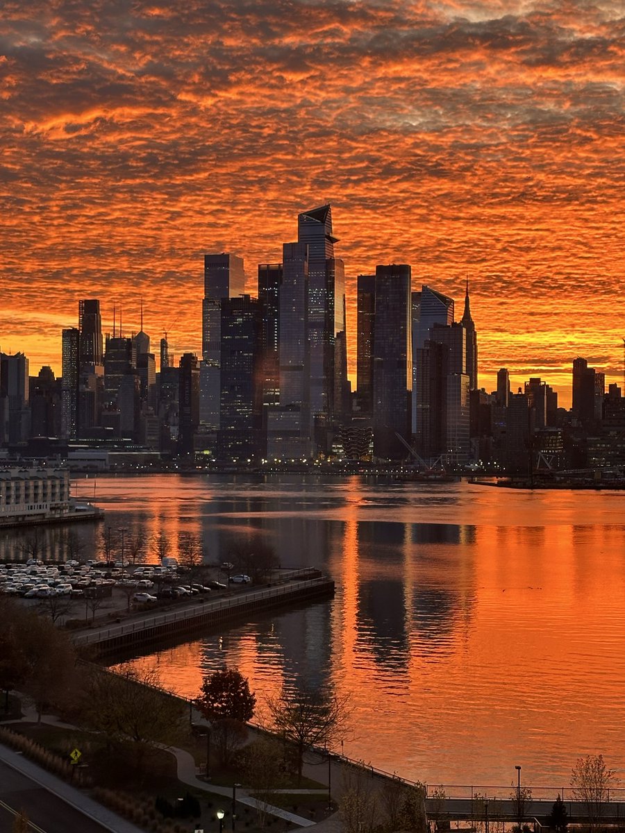 dubs_dave's tweet photo. @prettyalbatross We get to watch some of the best Sunrises from our living rooms :) https://t.co/6zeiSzaQJD