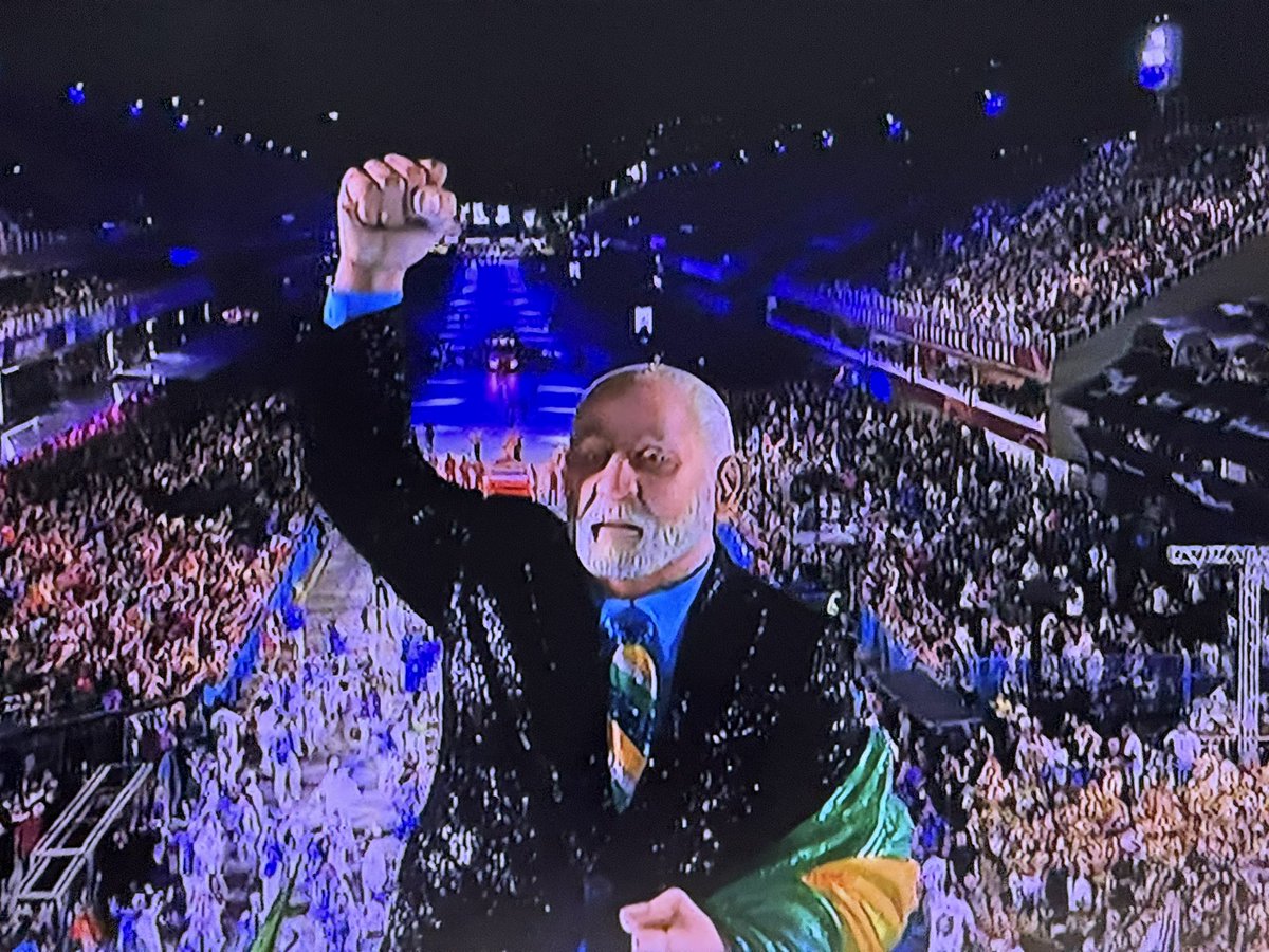 LulaMarques's tweet photo. Nosso presidente na Sapucaí! https://t.co/3oDLllFz3Q