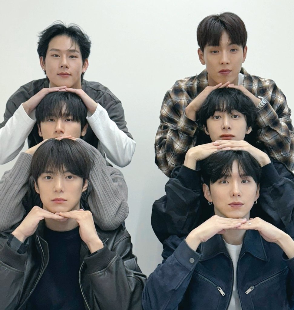 sweet_honeymint's tweet photo. 울 애들은 어쩜 이렇게 하나같이 다 예쁠까...
얘 보면 얘도 너무 이쁘고 쟤 보묜 쟤도 너무 이쁘고... 속마음으로라도 타프 보면서 쟤가 저렇게 좋다고? 라는 생각이 안듬. '암암 그럴만 하지' 하고 고개을 끄덕이게 만드는 그 몽가가 있엉... 모든 팬들이 '울 애가'하는것도 되게 납득이 가 https://t.co/ZX3Aj1sEMf