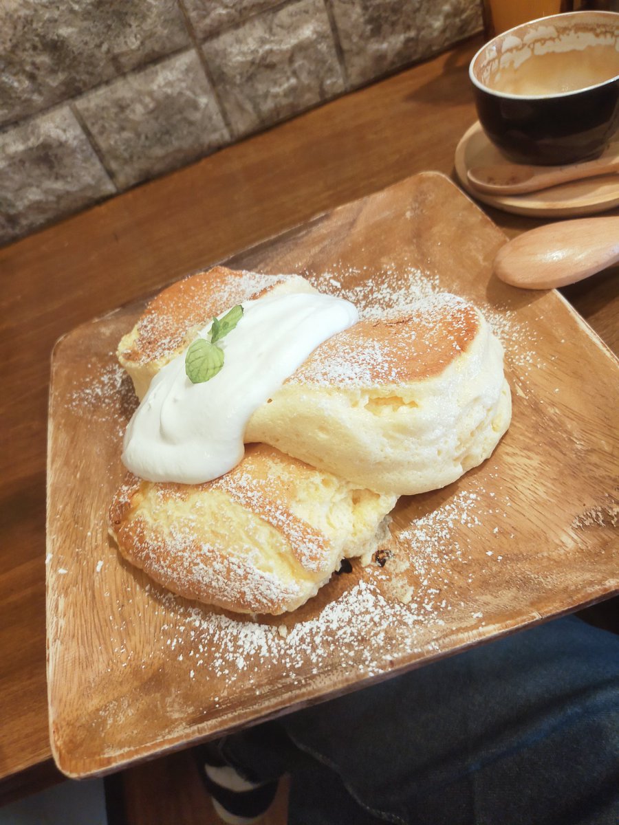 rosettalatteart's tweet photo. 西の地にて、スフレ風のフワシュワなパンケーキいただきました。レビュー見たら少数ですが「生だった」とあったけど、関西風タコ焼きを初めて食べる関東人も同じ書き込みするのかなと。パンデローも同じか🤔
もちろん、美味しくいただきました！ https://t.co/O4p0mtXfuH