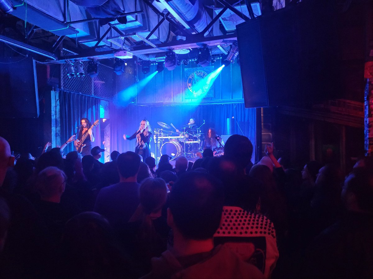 IrrelevantAcct's tweet photo. @SevenSpiresBand Will be a live show I will be seeing again - phenomenal performance tonight in Chicago https://t.co/vhW7tUMiP4