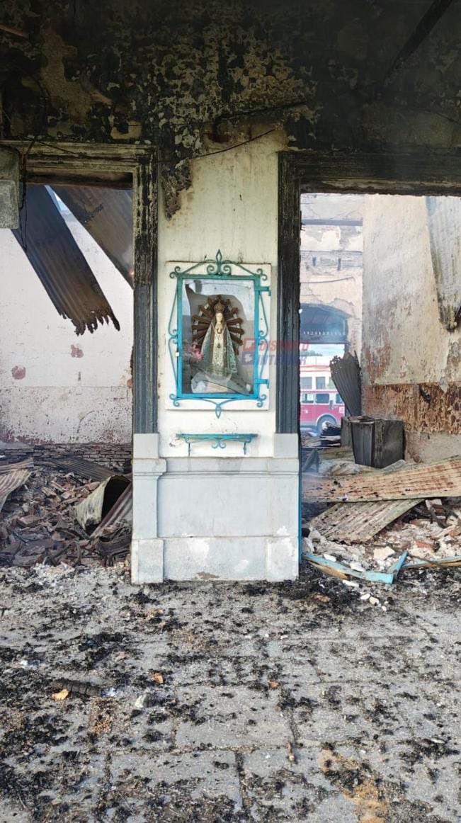 Se prendió fuego la estación Alberdi de tren, lo único que quedó en pie fue la imagen de la Virgen. 

Cuantas veces tiene que pasar lo mismo para que crean?