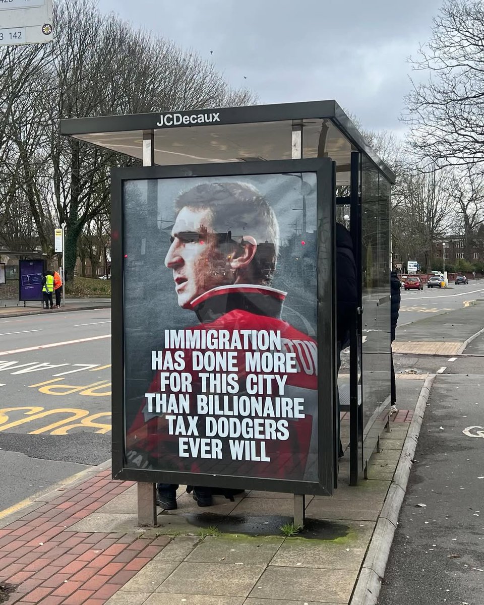 🏴󠁧󠁢󠁥󠁮󠁧󠁿"Los inmigrantes han hecho más por esta ciudad de lo que los multimillonarios evasores nunca harán"

Con la imagen de Cantona y Rashford se desplegó una campaña contra el magnate Jim Ratcliffe, dueño del Manchester United, que dijo que los migrantes colonizaron Reino Unido.