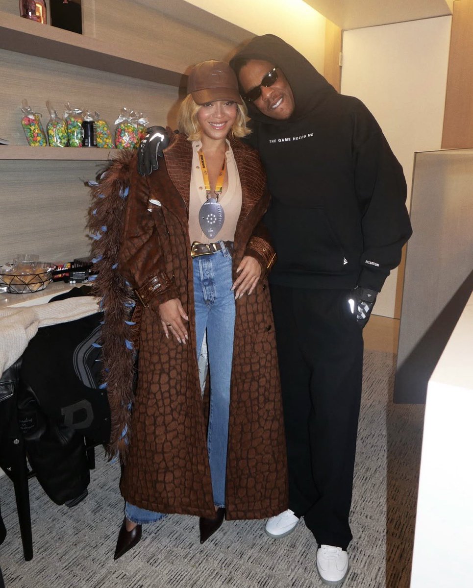 TheRocSupremacy's tweet photo. The Carters in the Roc Nation Super Bowl Suite 💎❤️ https://t.co/xnq32G1xFy