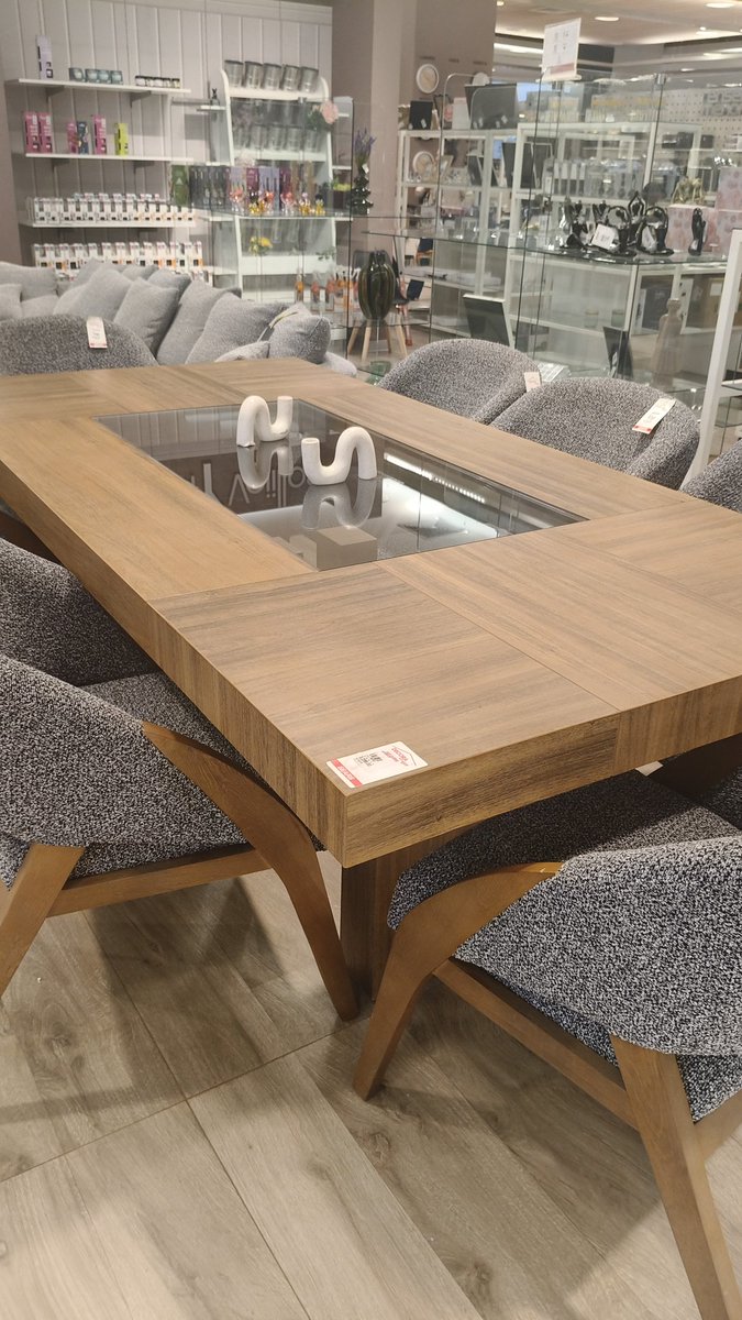 AlonsoYustis's tweet photo. @AtencionProfeco Tienda Sears en Puerta La Victoria Querétaro no respetó el precio exhibido, quise comprar la mesa. Se negaron a venderla. La etiqueta está alterada, pero el precio que exhiben lo deben de respetar. https://t.co/1iG23tH4uI