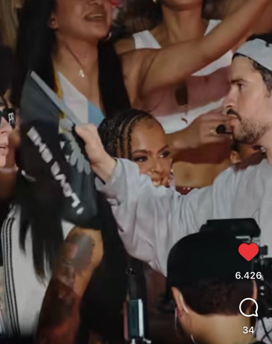 BAD BUNNY CON EL ABANICO DE I LOVE SHE DE LALI SMNWNEKWLLSKWKWKNWNW