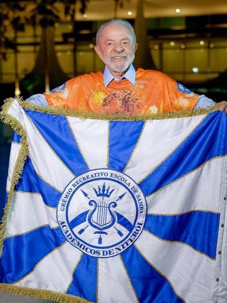 aleestefan's tweet photo. Nem a péssima transmissão da Rede Globo (pior a cada Carnaval) tira o brilho da bela homenagem da Niterói ao melhor presidente do Brasil!! LULAAAA https://t.co/FuwynRqq6n