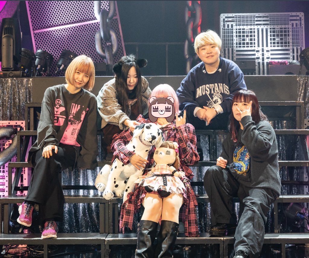 shigmaicom's tweet photo. コレサワ Zepp Live 2026 #ラブパンツアー 無事完走しました！
ギューっと身の詰まった楽しい楽しいツアーでした♡まだまだやりたいけど、ホールツアーに向けてまたみんなで練り練りするのを楽しみに次に行くぞー！
福岡で演奏してくれたラブリーでパンクなキーボードやっくん（同郷）ありがとう♡ https://t.co/qHI7ImTccA