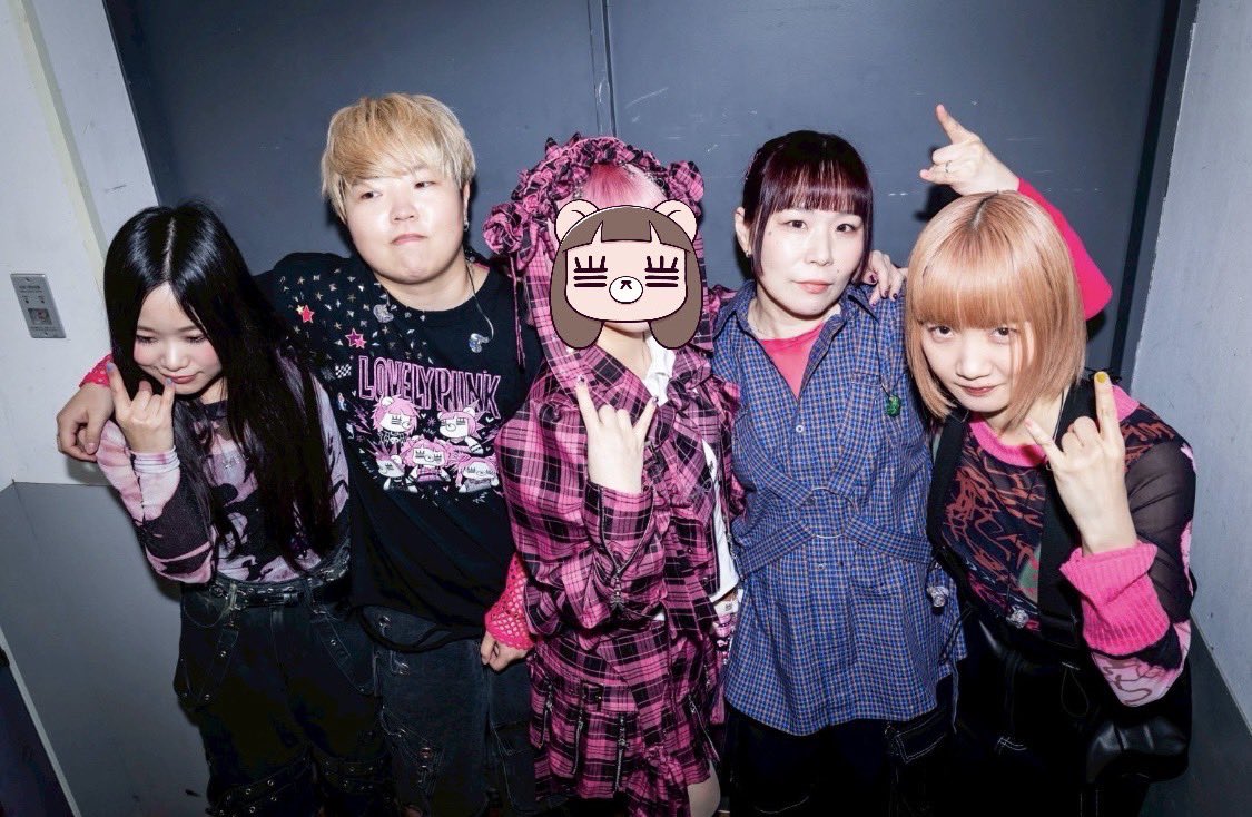 shigmaicom's tweet photo. コレサワ Zepp Live 2026 #ラブパンツアー 無事完走しました！
ギューっと身の詰まった楽しい楽しいツアーでした♡まだまだやりたいけど、ホールツアーに向けてまたみんなで練り練りするのを楽しみに次に行くぞー！
福岡で演奏してくれたラブリーでパンクなキーボードやっくん（同郷）ありがとう♡ https://t.co/qHI7ImTccA