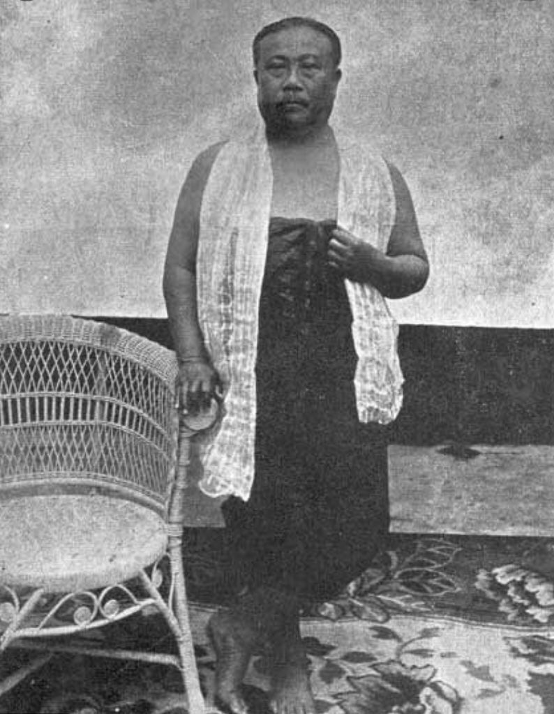 สบายใจไทยแลนด์ ให้แต่งหญิงเมื่อไหร่คือไปสุด ต้องงามโลกลือ ทุกคนในภาพนี้เป็นผู้ชายระดับยศพระยาที่ร่วมสนุกแต่งหญิง