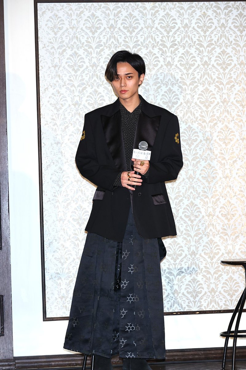 edgelinetokyo's tweet photo. 永瀬廉 妖しい視線送る「玲夜モード」！『鬼の花嫁』製作報告会劇中衣装で所作へのこだわり https://t.co/GjgPvGkSRl 

「鬼ということは一旦置いておかさてもらって、当主として生まれた境遇や、所作から立ち振る舞いや余裕とかも出るようにと思ったんです」
#鬼の花嫁 https://t.co/ojeyrGxlgo