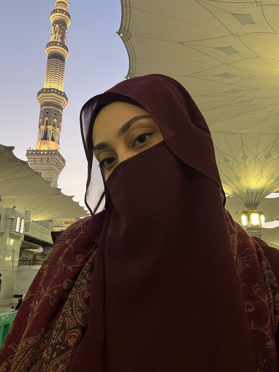 good morning 🎀
آج کے دور میں پردہ اختیار کرنا مشکل لگ سکتا ہے مگر یاد رکھیے جو اللہ کے حکم کے لیے قربانی دیتا ہے اللہ اس کے دل کو سکون عطا کرتا ہے۔