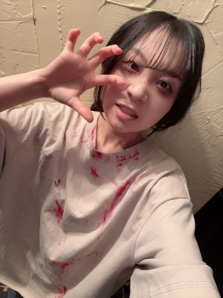昨日終わったはずなのに、今日も三鷹に行く気持ちでした笑
楽しかったなぁ👻

そして幽霊ともう一役の気づいていただけましたか？
正解は…
ゾンビ化した島民でした🧟

クオリティの高い血まみれTシャツはロバートさんに作って頂きました🤭

千秋楽前のみんなとの円陣も🩷
#カプセル兵団
#オール恐怖
