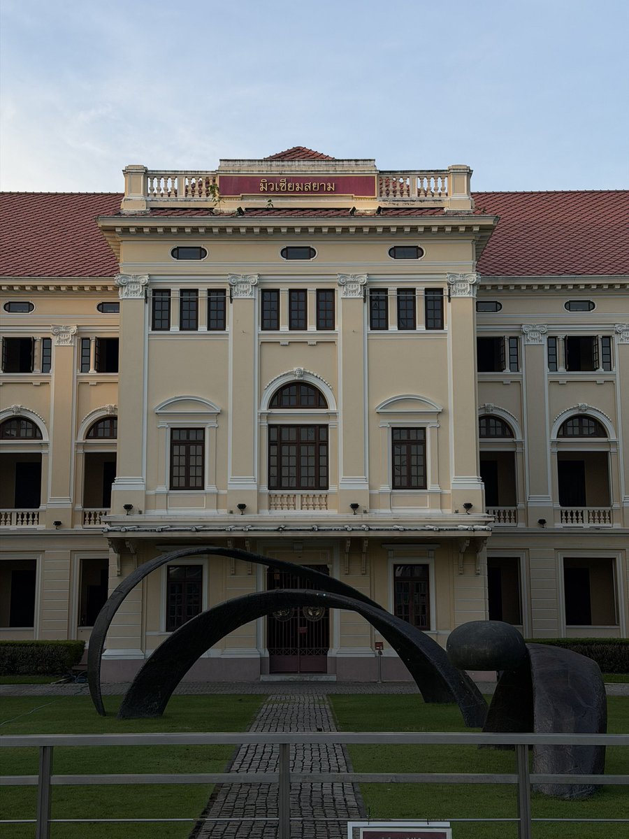 อยากเพิ่มอีกที่แต่ต้องก่อน 8 โมง สำหรับนี่มองว่ามันชิวมากคือเดินเล่นแถววัดพระแก้ว, วัดโพธิ์, ท่าเตียน หรือจะไปขวาลงไปทางปากคลองตลาดผ่านมิวเซียวสยามละขยันก็ลัดไปทรงวาดได้ หรือซ้ายออกไปถนนราชดำเนินตัดเข้าเสาชิงช้าก็ได้ส่วนตัวชอบมากตอนเช้าอากาศดีไม่มีรถไม่มีควันเท่าไหร่