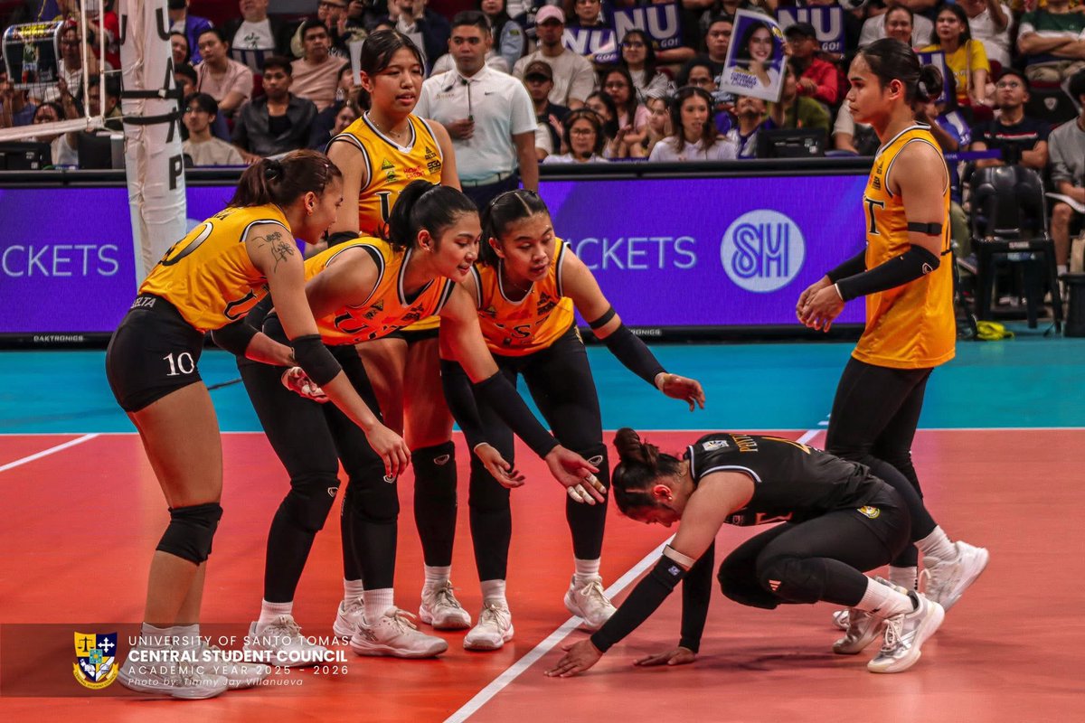 badettreginarae's tweet photo. that’s their momma. somebody pointed out na pag si Det ang nafafall, all out ang alalay ng team🥺 https://t.co/QicQfKJR7g