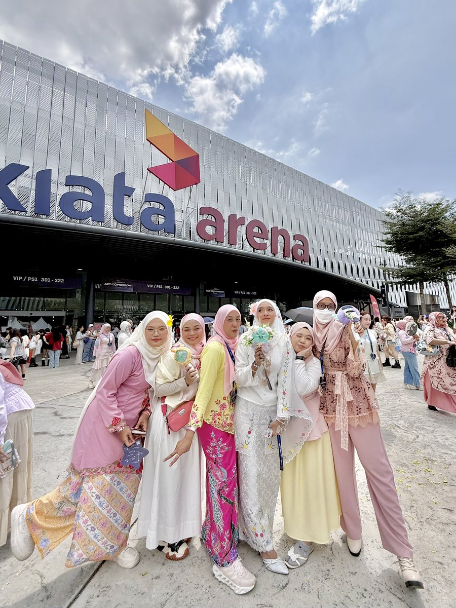 thankyou to our fb <a href="/ForTXT_MY/">ForTXT ⟢ MY</a> for the cutesy dresscode 🩷💛 WE LOVE IT!!! 

#TXTinKL #ACT_TOMORROW #TXT_TOUR_ACTTOMORROW

<a href="/taegyuabs/">nana noona-✩‧₊˚</a> <a href="/yibaaa/">epaa ʚଓ</a> <a href="/trynafindili/">Ili 💞🦊</a> <a href="/ShinggiYeol/">Ain 🍓</a> <a href="/chnbgy/">txt seeing ica ⋆｡°✩🧸</a>