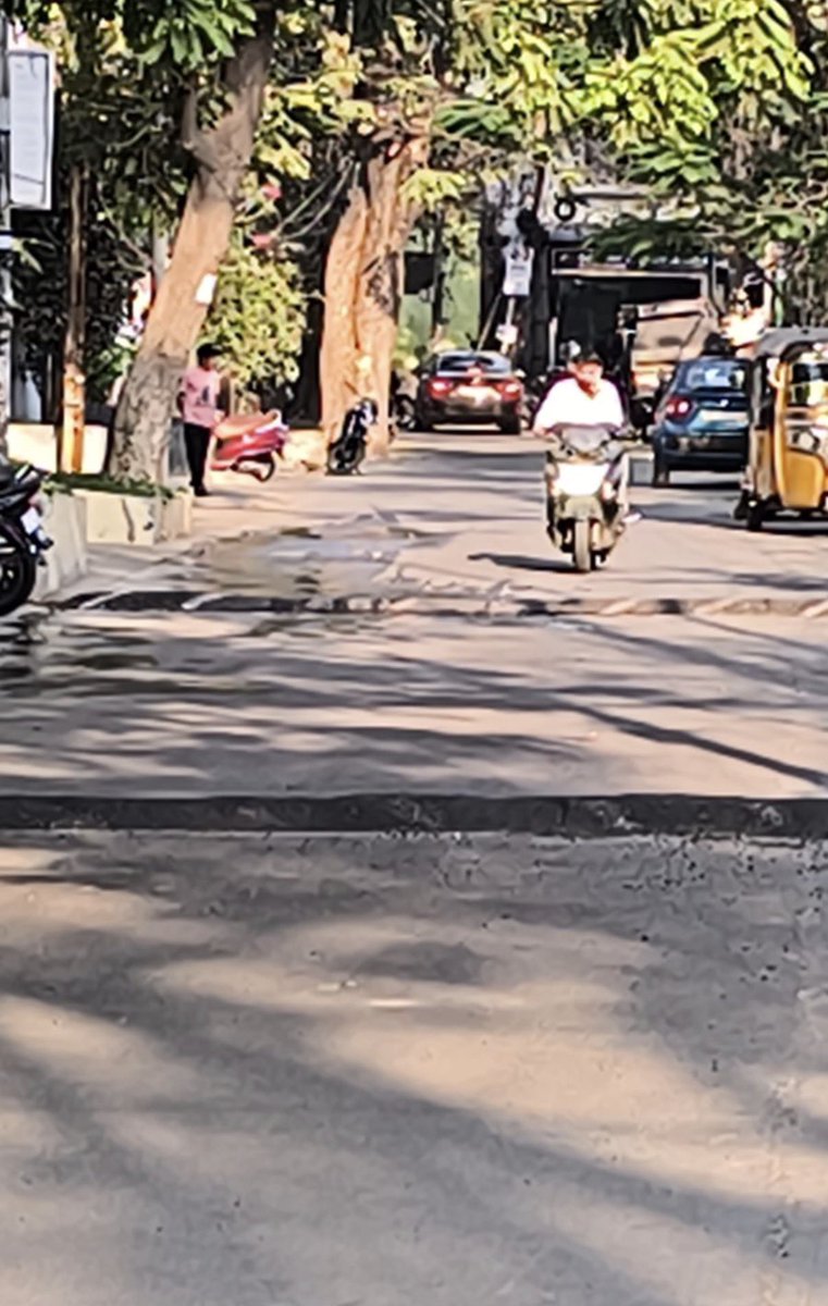 jronanki's tweet photo. @shomasabtank @GHMCOnline There is an uneven and illegally constructed speed breaker on the road near Masab Tank Police Station, which is causing severe inconvenience and posing a serious safety hazard, especially for two-wheeler riders. https://t.co/c2rPTcJoKJ