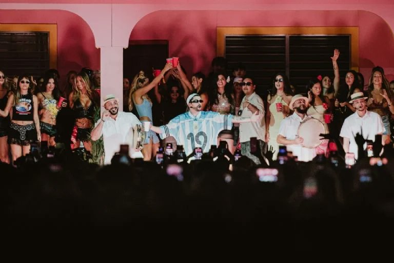 Que la casita en los recitales de Bad Bunny se haya convertido en un ultra vip de famosos es totalmente contradictorio con el discurso de DtMF hay que decirlo