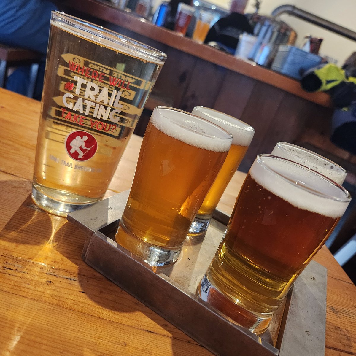 GrapeChasers's tweet photo. The brutally cold 2 weekends ago may have kept me off the mountain 🏂, but I found a trail to raise a glass 🍺 and keep warm. Hopefully the temperature will be more tolerable when back in a few weeks. 🍇🏃🍷🙂

#grapechasers #longtrailbrewery #vermont #trailgating #vermontbeer https://t.co/8mw33rEVg2