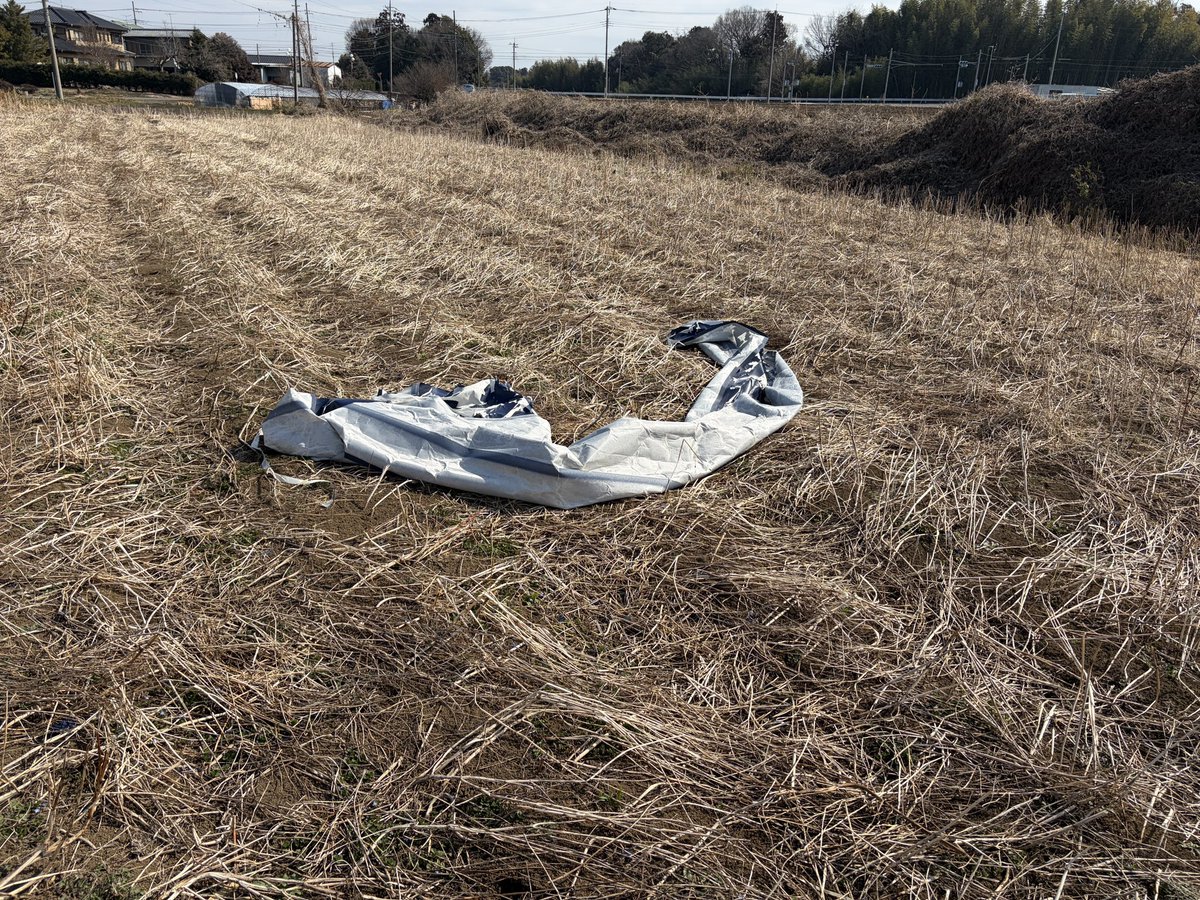 畑に何かのシートが……
どっから飛んできたんだ