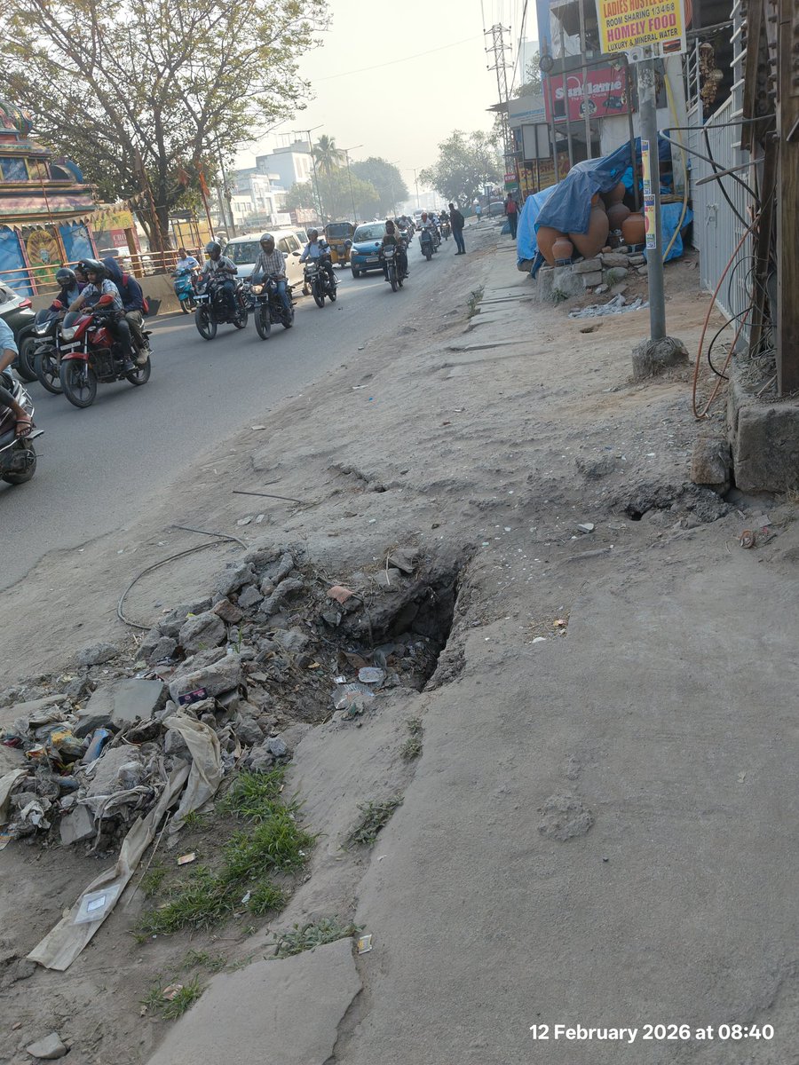 kktsmedia's tweet photo. @GHMCOnline
@CYBTRAFFIC
It's a bottle neck road & improper #Footpath
#PedestrianCrossing sign board is there, requires #ZebraCrossing marks for #RoadSafety
#PedestrianSafety
12.02.2026
@. Gangaram Pochamma Temple
@TOIHyderabad
#MySpaceHyd
@ntdailyonline
@dishatelugu https://t.co/a7jWLbOLOc