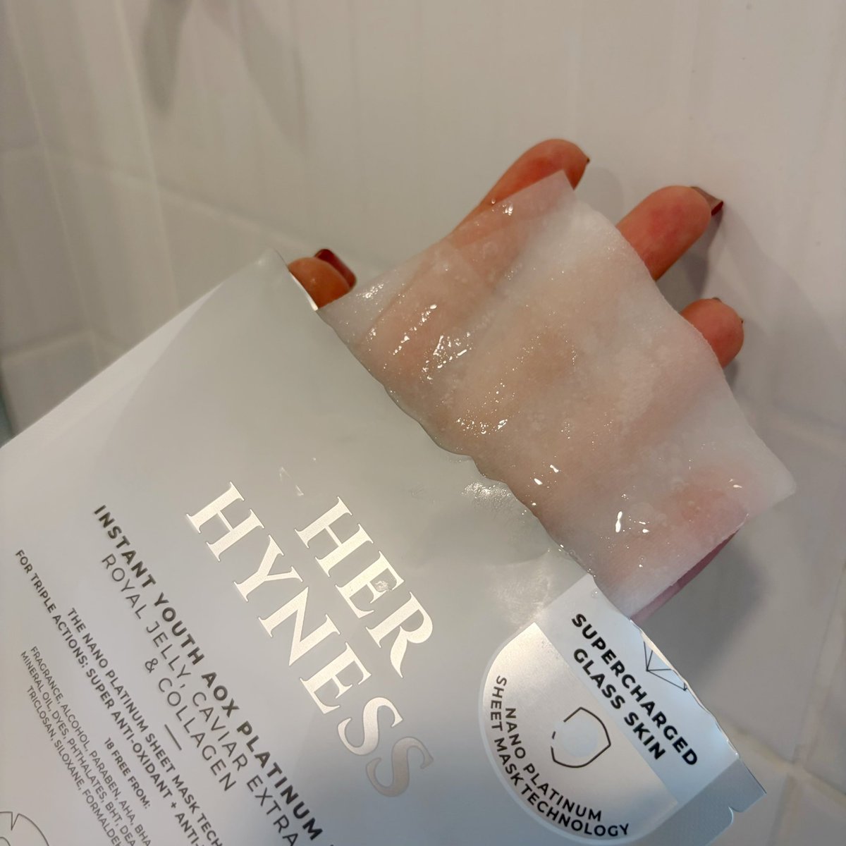 BBEZNZ's tweet photo. ทุกคนนน ไปลอง มาสก์นาโนแพลตินัมของ @HerHynessBeauty มา แล้วแบบผิวมันฟูมากกกก 😭✨ ใส่ Nano Platinum เข้มข้นขึ้น 10 เท่า! ใช้แล้วหน้าดูใส ฉ่ำวาวแบบ glass skin เลยอะ ผิวมันดูอิ่ม ๆ แน่น ๆ ริ้วรอยเล็ก ๆ ดูจางลง หน้าดูไม่โทรม แผ่นมาสก์แนบผิวดี มาส์กได��ยาว ๆ 40 นาทีแบบเซรั่มฉ่ำสะใจ https://t.co/zVmFBGy6ra