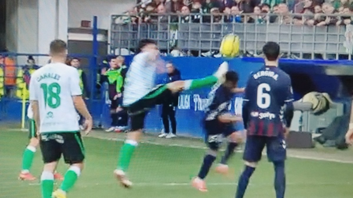 <a href="/solofichajes123/">solofichajes123</a> <a href="/realracingclub/">Real Racing Club</a> <a href="/SDEibar/">SD Eibar</a> El entrenador del equipo más beneficiado por los árbitros se queja de que le expulsen a uno por darle una patada en la cara a un rival... 🤡🤡