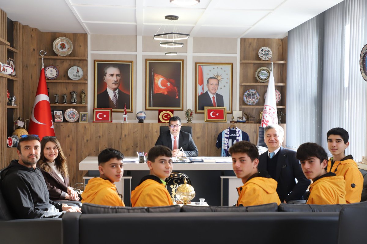 Kütahya Ticaret ve Sanayi Odası Mesleki ve Teknik Anadolu Lisesi Kros Takımı öğrencilerimizi, Okul Sporları Kros Müsabakalarında elde ettikleri il ve bölge şampiyonluklarının ardından İl Müdürlüğümüzde misafir ettik.
Sporcularımızı ve emeği geçen antrenörlerimizi tebrik ediyoruz.