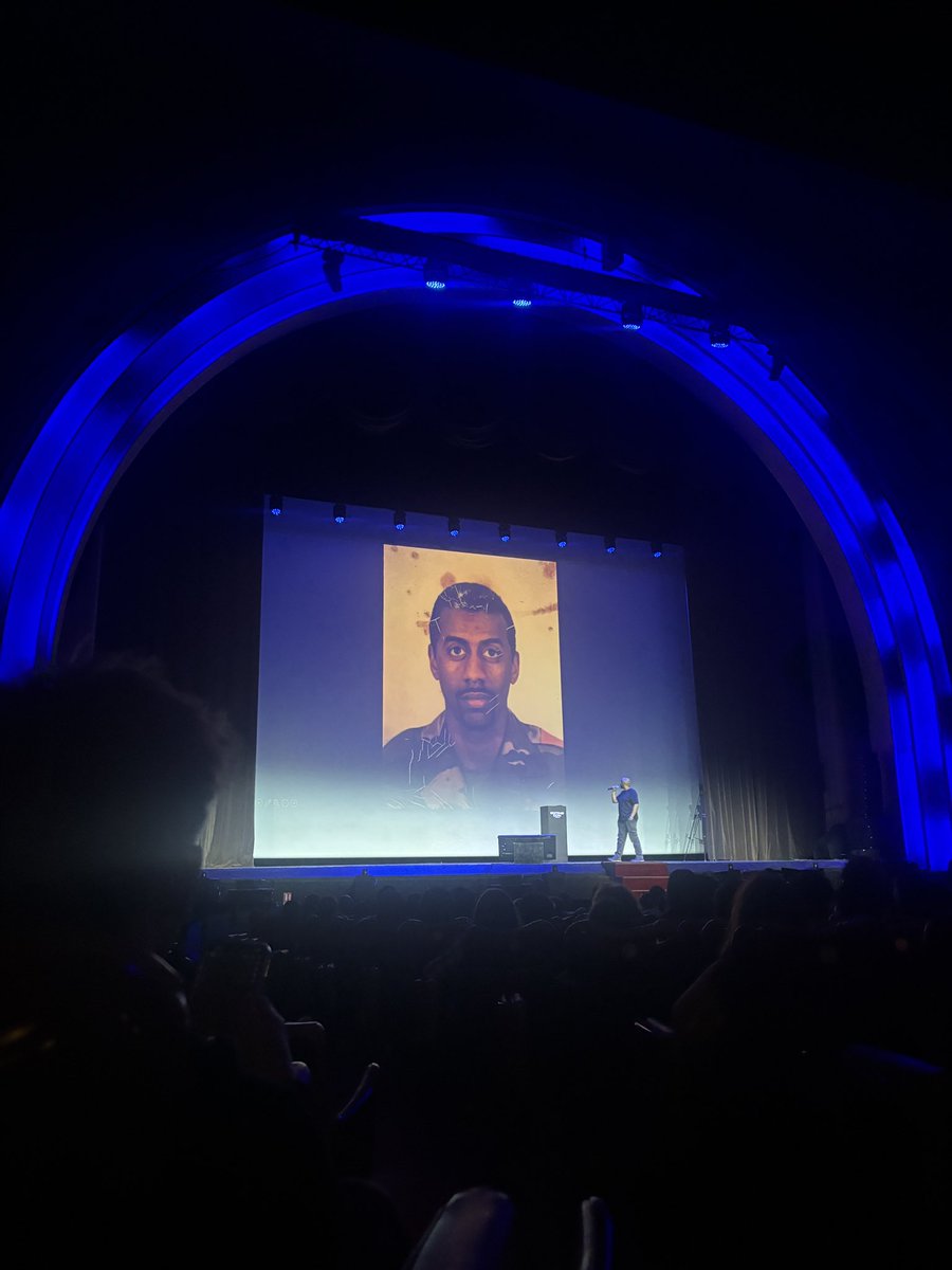 C'était fou!

J'ai flippé grave à mon entrée sur scène, mais ça s'est super bien passé. Ensuite j'ai pu prendre mon bain de foule et et rencontrer certains d'entre vous, il y avais des abos, des élèves, j'ai fait des selfies, signé des autographes😅.
Et surtout j'ai pu mesurer à