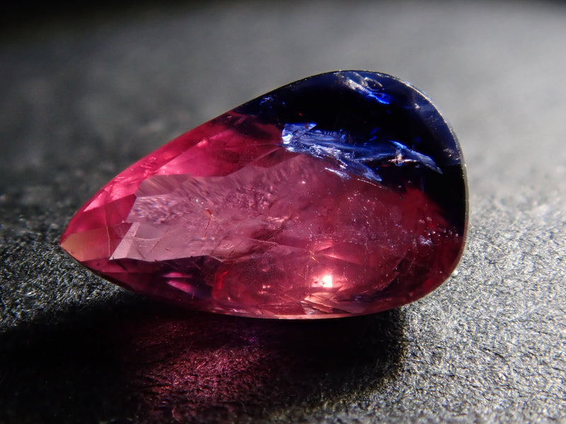 夕空に、ほんの少し夜空を浸して。宵闇迫る瞬間です🌌（バイカラーサファイア）