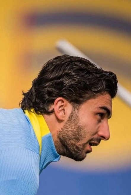 srztwce's tweet photo. after seeing him pretty much bald for a very long time i would've never thought his hair is actually this curly/wavy 😭😭😭 https://t.co/PZjPrqQPA3