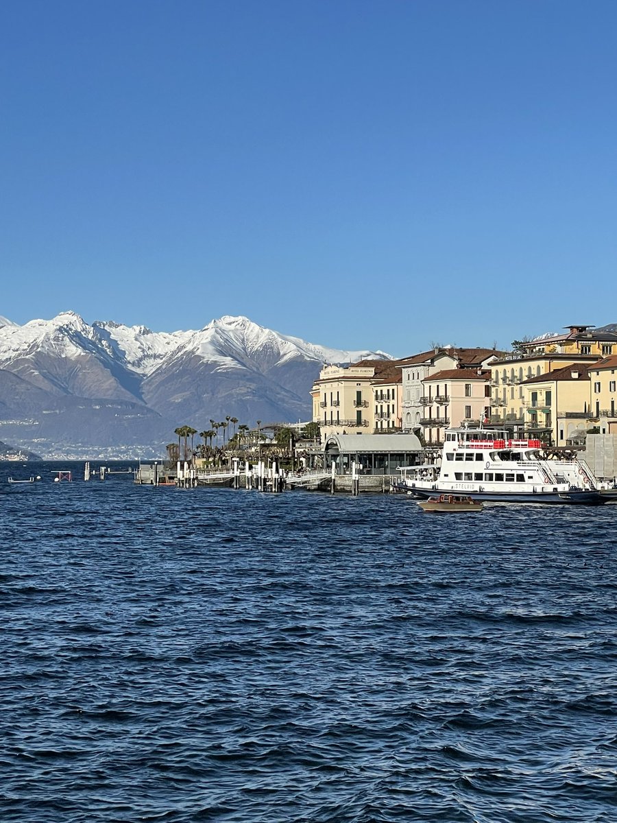 Amo il freddo vento da nord quando soffia forte sul Lago.
Come se brandisse una enorme ramazza spazza le nubi e ci regala i colori più belli.
#Bellagio #LagodiComo