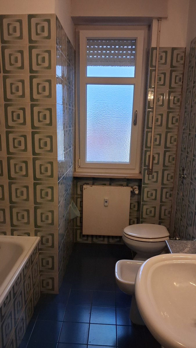 marisamoles's tweet image. Ciao bagno con vasca. Ti ho amato, anche con le piastrelle che ora sono vintage, ma a me sembravano solo demodè. È iniziata la tua distruzione, e pure quella di un pezzo di ❤️. Il nuovo look ti piacerà, con una bella doccia, ché da tempo la vasca non serviva.
#ristrutturazione