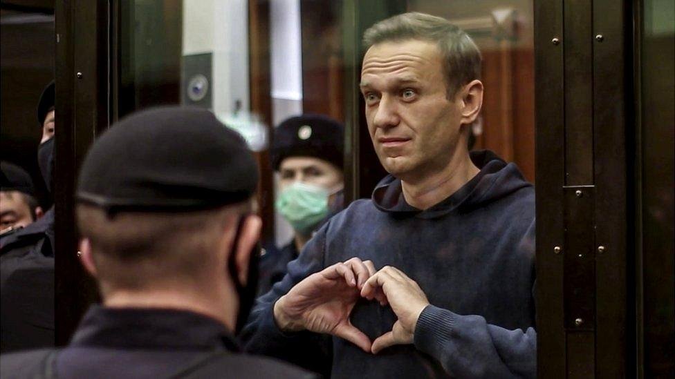 #16FEBBRAIO 2024 🇷🇺☠️

Nella colonia penale IK-3 di Charp, oltre il circolo polare artico, muore il dissidente Alexei Navalny, a 47 anni.

Quattro anni prima era sopravvissuto ad un tentativo di assassinio tramite avvelenamento con l'agente nervino Novičok.