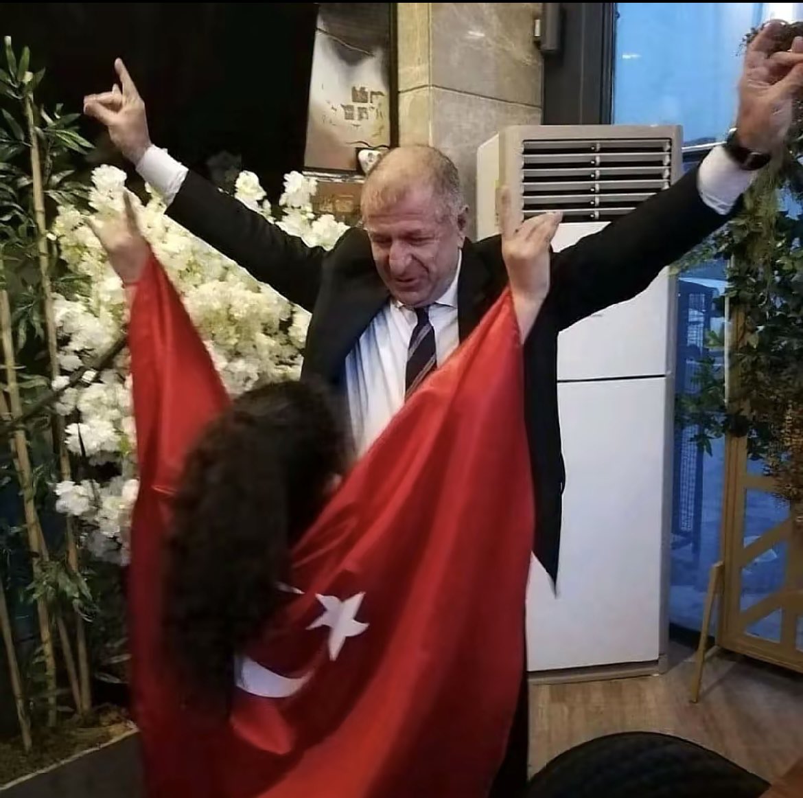 Bu mücadele şahsi değil,milli bir duruştur 🇹🇷

Ümit Özdağ’ın yanında olanlar, bağımsız ve güçlü bir Türkiye ister.