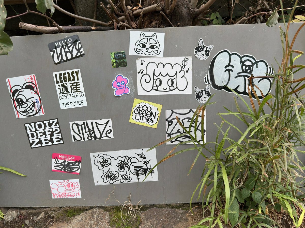 落書き 原宿でsheaちゃんみつけた。 京都でよく見た女の子の落書き。